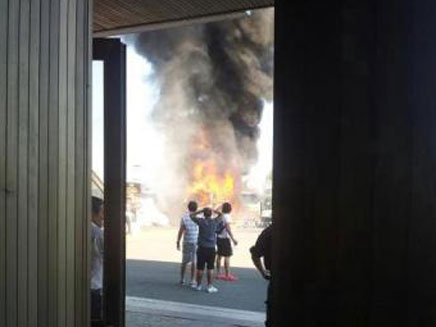 אחרי הפיצוץ: האוטובוס עולה באש (צילום: חדשות 2)