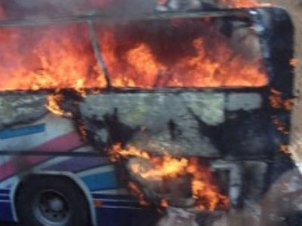 אחרי הפיצוץ: האוטובוס עולה באש (צילום: הטלויזיה הבולגרית)