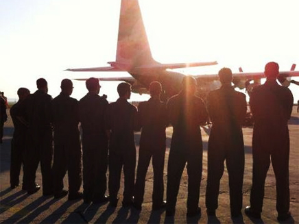 חיילי צה"ל לפני העליה למטוס הרקולס (צילום: חדשות 2)