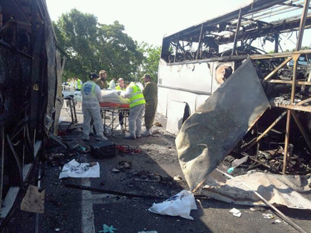 שרידי האוטובוס שבו התרחש הפיגוע, השבוע (צילום: אביגדור שטרן)