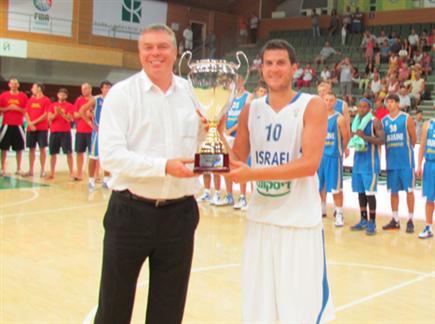 פניני והגביע (איגוד הכדורסל). צפו בישראל מנצחת את אוקראינה (צילום: ספורט 5)