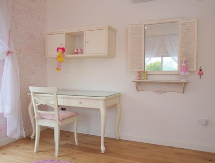 שולחן ומראה, חדר ילדות (צילום: איתמר שיקלר)