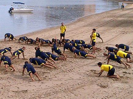 שחקני מכבי באימון על החוף היום (האתר הרשמי). צפו במכבי מתאמנת (צילום: ספורט 5)
