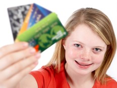 ילדה מחזיקה כרטיסי אשראי (צילום: אימג'בנק / Thinkstock)