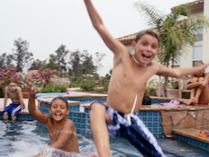 ילדים משתוללים בבריכה (צילום: אימג'בנק / Thinkstock)