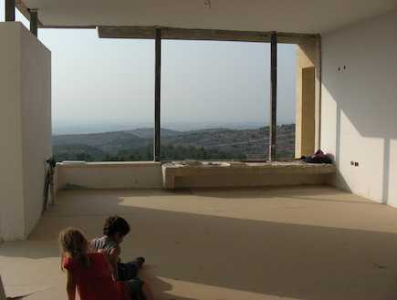 נוף מהסלון לפני שיפוץ. הבית בנווה אילן (צילום: STUDIO DETAILS)