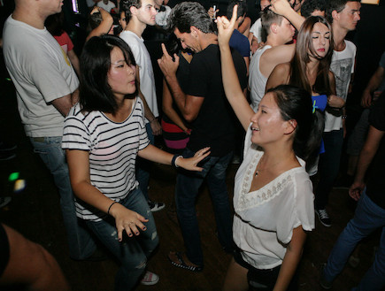 תיירים רוקדים במועדון (צילום: זיו אנגלברג)