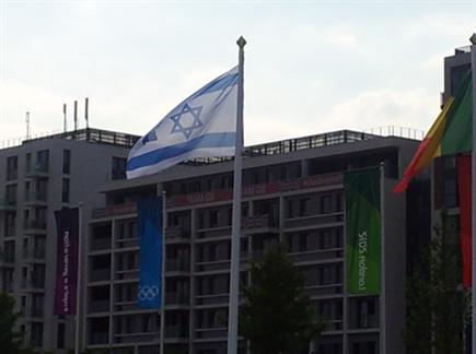 דגל ישראל מונף בכפר האולימפי (צילום: מאיה רונן) צפו בדיווח (צילום: ספורט 5)
