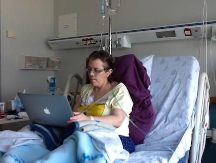 איריס על המחשב בבית החולים (צילום: תומר ושחר צלמים)