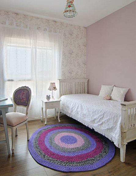 חדר שינה בשילוב שטיח סרוג (צילום: שי אדם)