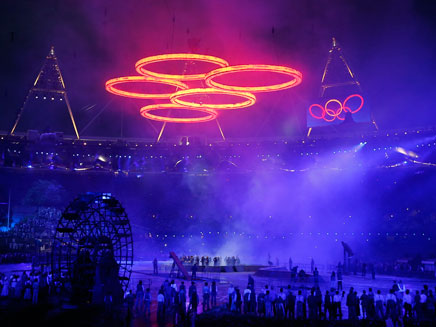הטבעות האולימפיות יורדות לאיצטדיון (צילום: רויטרס)