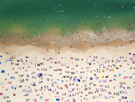 חוף צבעוני וים, קוגי ביץ' סידני (צילום: Gray Malin)