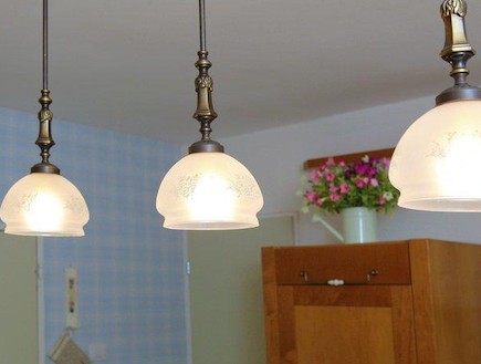 מנורות במטבח (צילום: איתמר שיקלר)