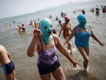 מסכות ניילון נגד שיזוף (צילום: chinadaily.com.cn)