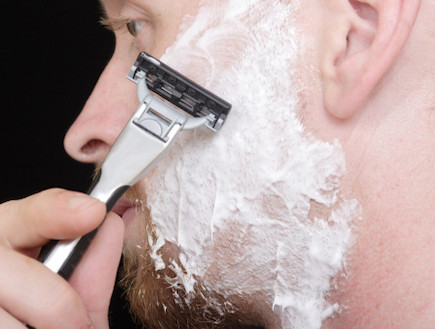 גבר מתגלח (צילום: אימג'בנק / Thinkstock)