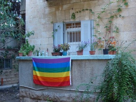 דגל גאווה בירושלים - רחביה בצבעי הקשת (צילום: תומר ושחר צלמים)