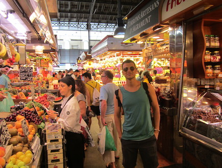אסי עזר בשוק בוקריה ברצלונה