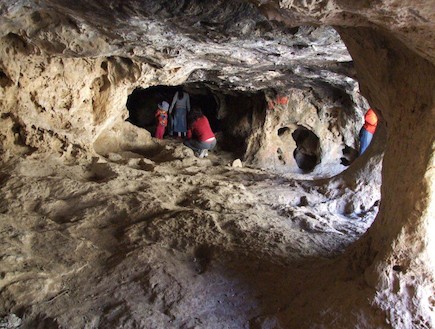 המערה בנחל חלילים  (צילום: איל שפירא)