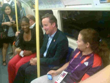 דיוויד קמרון ברכבת (צילום: טוויטר)