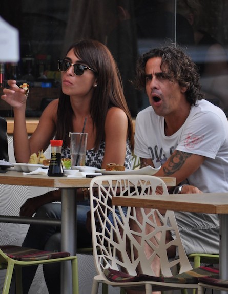 ניר לוי וקארין כהן אוכלים סושי, יולי 2012 (צילום: צ'ינו פפראצי)