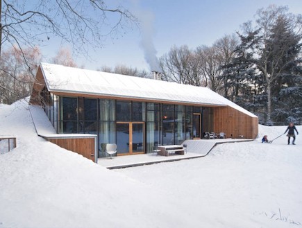 הבית מכוסה שלג (צילום: denieuwegeneratie architecten)