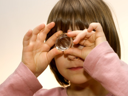 ילדה מחזיקה יהלום (צילום: אימג'בנק / Thinkstock)