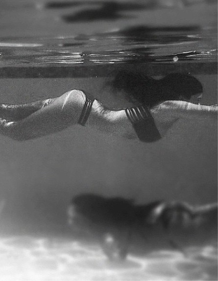 קים קרדשיאן מתחת למים (צילום: טוויטר)