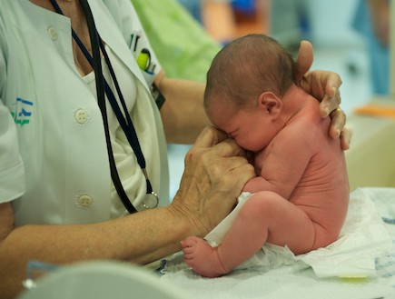 בדיקת רופא - שרשרת חיול לתינוק (צילום: רועי ברקוביץ')
