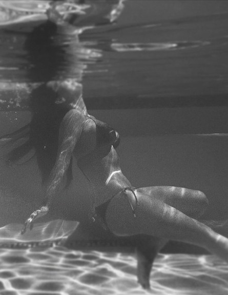 קים קרדשיאן מתחת למים (צילום: טוויטר)