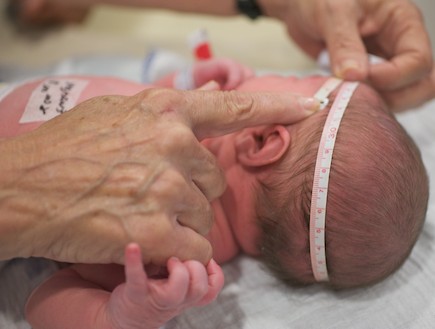 מדידת היקף ראש - שרשרת חיול לתינוק (צילום: רועי ברקוביץ')