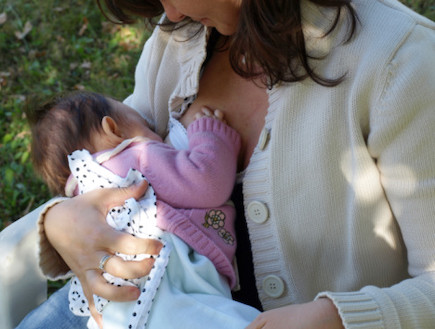 אמא מניקה תינוק בחוץ (צילום: אימג'בנק / Thinkstock)