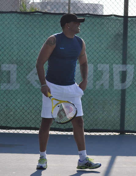 אייל גולן משחק טניס (צילום: צ'ינו פפראצי)