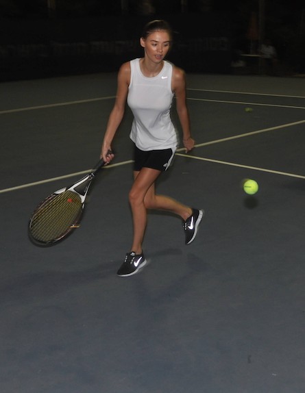 רוסלנה רודינה משחקת טניס (צילום: צ'ינו פפראצי)