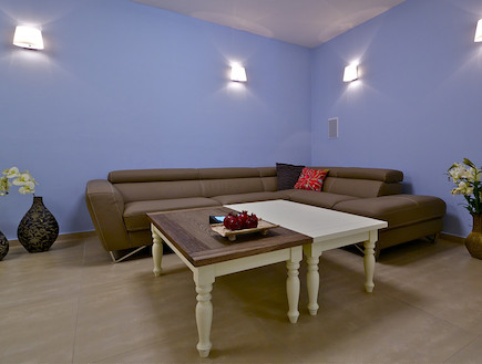 קיר כחול בסלון (צילום: איתי סיקולסקי)