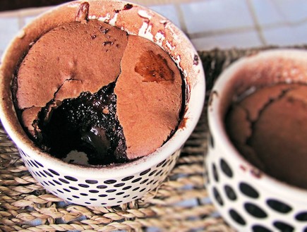 עוגות שוקולד אישיות מתמוססות בפה (צילום: דליה מאיר, קסמים מתוקים)