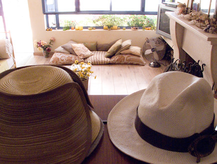מין הקיבןץ הביתה -כובעים (צילום: מתוך קטלוג פמינה 2010, עידו לביא (ארכיון))