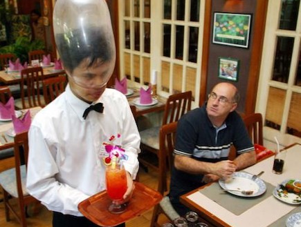 מלצר עם קונדום על הראש (צילום: ffadvanced.com)