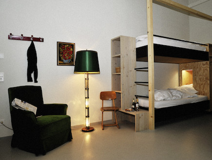 חדר עם מיטת קומותיים