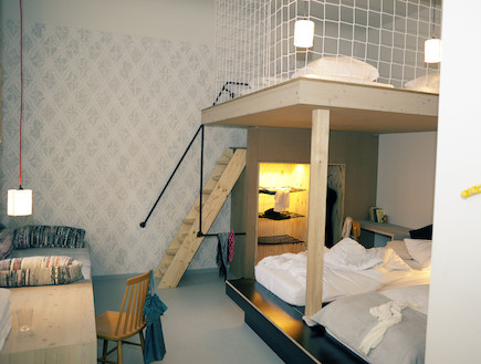 חדר שינה עם מיטת גלריה (צילום: מתוך האתר michelbergerhotel.com)