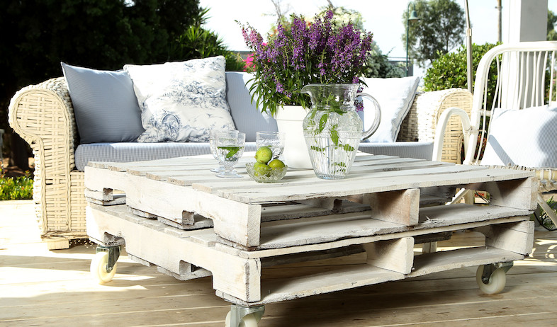 שולחן בלבן בגינה (צילום: עודד קרני)