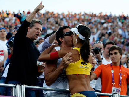 ברזילאית מתנשקת עם חברה שלה באולימפיאדה (צילום: Jamie Squire, GettyImages IL)