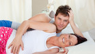 גבר ואישה בהריון שוכבים מחובקים במיטה (צילום: אימג'בנק / Thinkstock)
