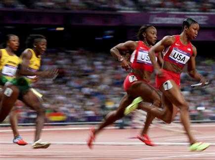 ג'טר מקבלת את המקל. נכנסה להיסטוריה (gettyimages) (צילום: ספורט 5)