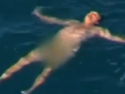 דייג עירום באוסטרליה (צילום: צילום מסך מתוך youtube)