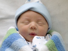 תינוק בן יומו עם כובע כחול (צילום: אימג'בנק / Thinkstock)