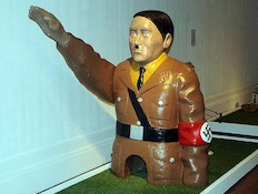 מיני-גולף היטלר (צילום: thesun.co.uk)