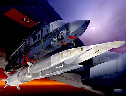ה-X-51A מתנתק לקראת טיסה (צילום: dailymail.co.uk)