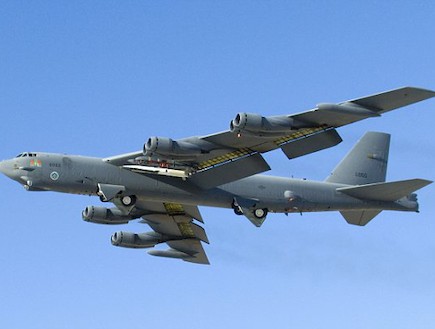 X-51A על גבי מפציץ B52 (צילום: dailymail.co.uk)
