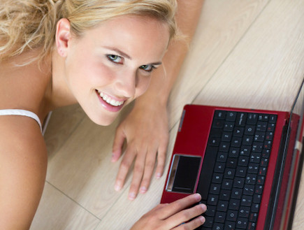 אישה צעירה מול מחשב (צילום: אימג'בנק / Thinkstock)