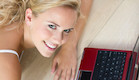 אישה צעירה מול מחשב (צילום: אימג'בנק / Thinkstock)